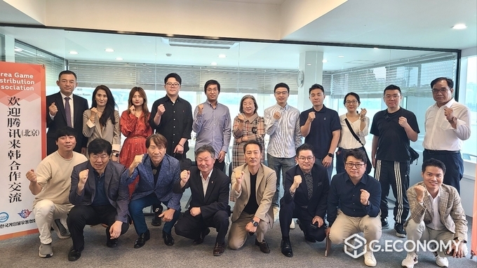 한강 파라다이스 국제e스포츠개발 사무실에서 텐센트 아이지(IEG) 장젤량(Jiang Zeelliang) 총감독, 매니저 우진창(WU JINCHANG), e스포츠 대회 황티안란(HUANG TIANLAN) 팀장 등과 국제e스포츠개발산업 박정운 대표, 한국인터넷PC문화협회 최완순 감사, 진흥원 학교연맹 고치화 연맹장, 김현오 비서실장, 유명상 사무총장, 해외교육본부 김홍주 부총재, 한국대학미래교육협회 구학모 이사장, 데일리뉴스 정하연 국장, 윤영집 교수, 이인애 통역 기념사진/뉴스아이이에스