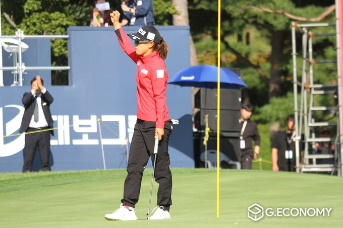 박주영이 3라운드 18번 홀(파4) 그린에서 버디 퍼트를 성공시키고 주먹을 불끈쥐고 우승을 확신했다. 
