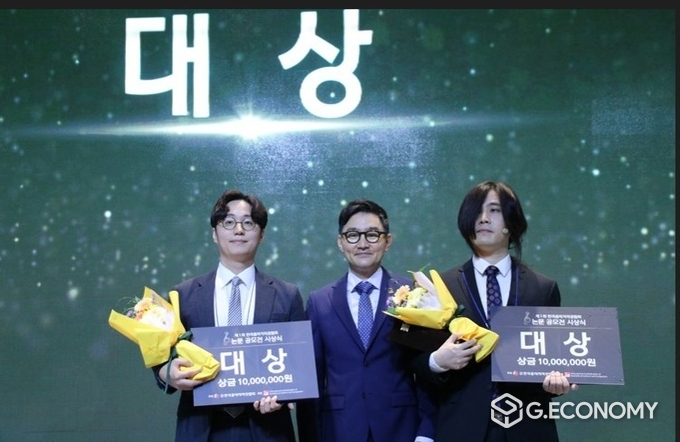 대상 시상식에서 김석진, 한국음악저작권협회 추가열 회장, 이일호 수상자와 기념사진/뉴스아이이에스