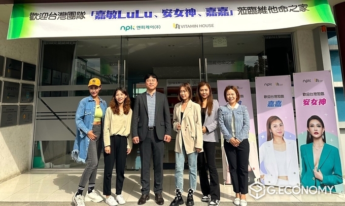 6일(금) 전남 담양군 소재 엔피케이(주) 공장 방문해, 양근안(Yang Chin An), 왕리팅(Wang li ting). 엔피케이 김상준 대표, 천자민(Chen Chiamin), 유가혜(LIU CHIA HUI), (주)티씨에프씨 진영 대표와 함께 기념사진/뉴스아이이에스