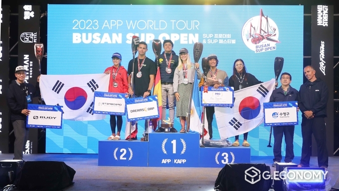 박상현 KAPP 회장(사진 왼쪽), 박스포드 APP CEO(오른쪽)와 강성태 부산 수영구청장(오른쪽에서 두 번째) 등이 시상식에서 기념촬영하고 있다. 사진제공 KAPP