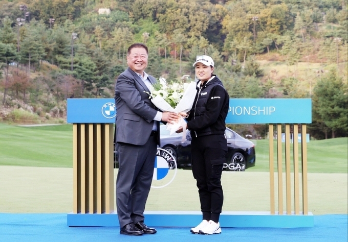(좌측부터)김경일 파주시장, 이민지 선수 (사진=파주시청)