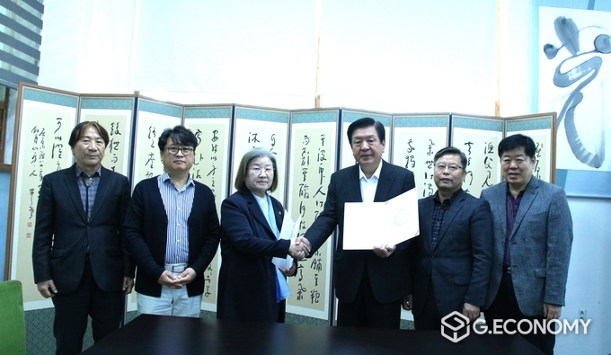 국제e스포츠진흥원 아카데미 고치화 중앙회장, 박정운 대표, 전옥이 이사장, 고려직업전문학교 문상주 이사장, 김종규 교학처장, 한국대학미래교육협회 구학모 이사장이 업무협약 후 기념사진, 뉴스아이이에스