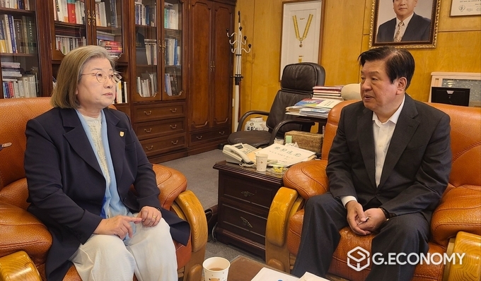 국제e스포츠진흥원 전옥이 이사장과 고려직업전문학교 문상주 이사장이 전문학교 이사장실에서 차담을 하고 있다. 뉴스아이이에스