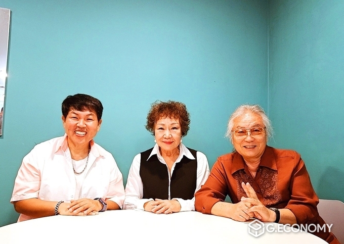 특별한세상 이병규 대표. 가수 임희숙. 신관웅(빅밴드)교수가 “임희숙 60년의 벗 콘서트”기획 회의 중 기념사진, 뉴스아이이에스