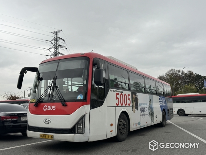 용인특례시가 출근시간대 5005번에 강남대역에서 출발하는 전세버스 3대를 운행한다. / 용인시 제공