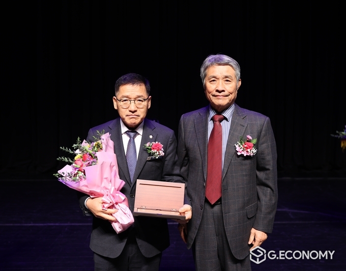 ▲고창군의회 이경신 부의장, 한국문화원연합회장상 수상 기념사진