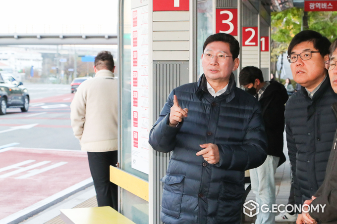 이상일 용인특례시장이 기온이 갑자기 떨어진 13일 오전 5005번 출근 전용 전세버스를 이용 상황을 살피기 위해 시 관계자들과 현장을 점검하고 있는 모습 / 용인시 제공