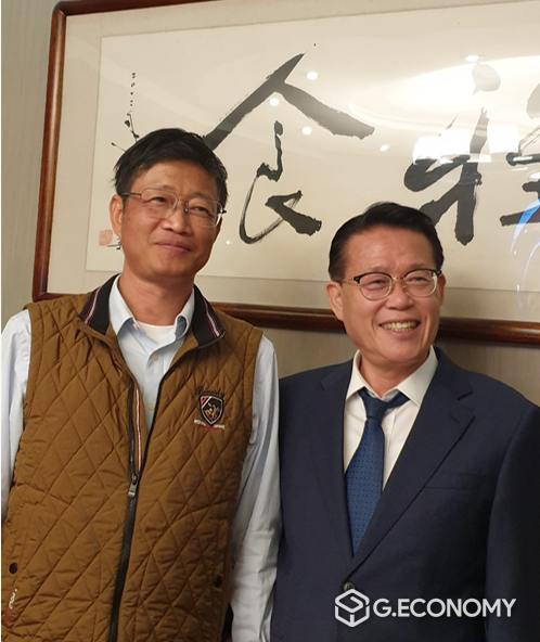 황예펑 영화감독(왼쪽)과 기념사진을 찍은 권기식 회장, 