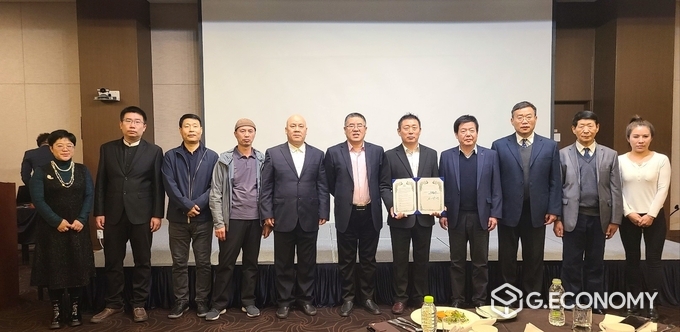 세계문화재단. 중국 환발해, 협약식에 서명한 단체들 기념사진, 뉴스아이이에스