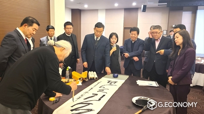서예가 송동욱 작가가 중국 환발해 오연림 회장, 씨투엘에이비(C2LAB) 고만석 회장을 비롯해 행사장을 찾은 귀빈들에게 퍼포먼스 후 작품을 선사했다. 뉴스아이이에스
