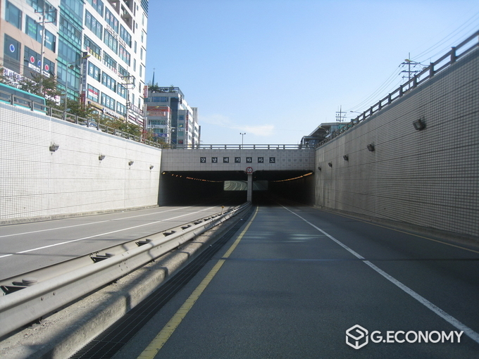 용인특례시가 내년 지하차도 5곳에 자동진입차단기를 설치한다. 사진은 강남대지하차도 / 용인시 제공