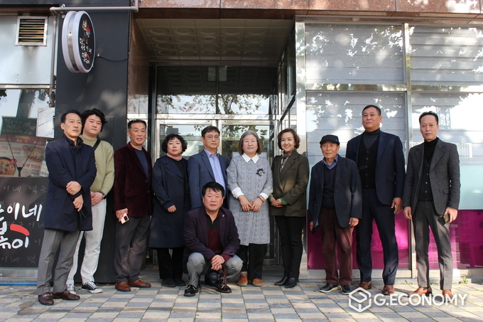 좌)김홍주 대표, 정호영 본부장, 정연호 회장, 박순옥 부이사장, 손영호 회장, 전옥이 이사장, 이가희 총재, 충남공주 이스포츠 개발 관계자, 중앙 정길종 대표가 현판식 후 기념촬영. 뉴스아이이에스 