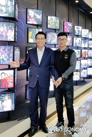 샤먼시 영화자료센터에서 기념사진을 찍은 권기식 회장(왼쪽)과 루훙린(盧鴻林) 영화감독(아이피박스미디어: 제공