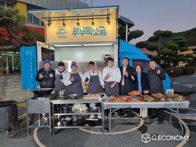박성화 영광유소년야구단장, 제갈성련 SBS 스피드스케이팅 해설위원, 강재준 개그맨, 알렌차 셰프, 김승수 배우, 김선우SW미디어그룹 총괄대표, 김현숙 백수초등학교장, 고광진 영광군 교육장이 기념사진