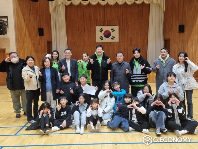 영광군 백수초등학교에서 김선우 총괄대표, 천송이 전 리듬체조국가대표, 김민수 전 유도국가대표, 고광진 영광군 교육장, 출연진들과 함께 기념촬영하고 있다