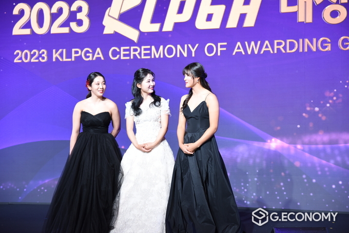 2023 KLPGA 시상식에서 임진희(왼쪽), 김민별(오른쪽)과 함께 무대에 오른 이예원
