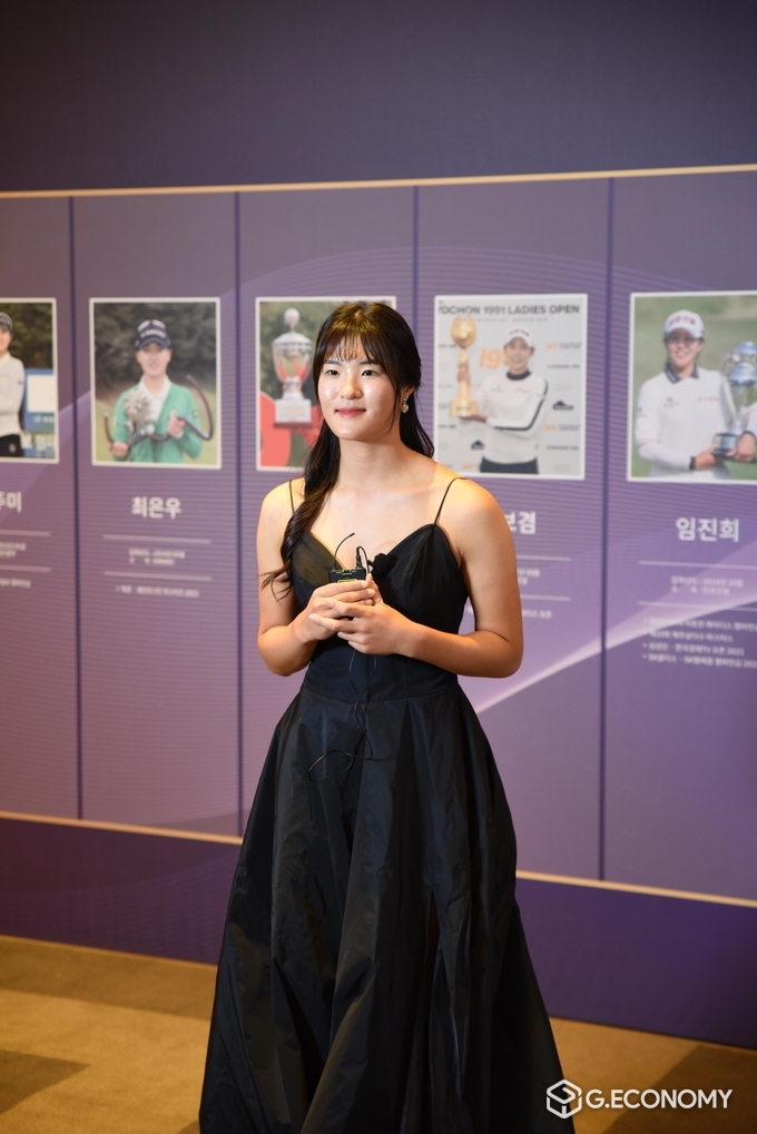 2023 KLPGA 시상식에서 인터뷰 중인 김민별