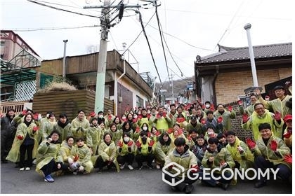 연탄봉사에 참여자들이 연탄봉사를 마치고 기념촬영을 하고 있다. 사진 = 인천환경공단