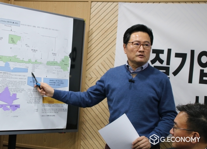 “악질기업사기꾼 K일당 구속수사를 촉구” 기자회견에서 ㈜한강홀딩스 김재현 부회장이 도표을 놓고 설명하고 있다.