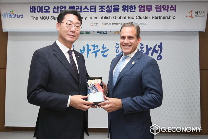 화성시가 바이오 산업 클러스터 조성을 위한 업무 협약식을 체결하고 정명근 화성시장(좌)이 미국 펜실베니아 바이오기술센터 최고운영책임자(우)에게 답례품을 전달하고 있다. 