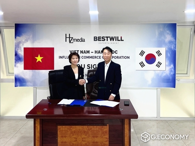 베스트윌 권영준 대표(오른쪽)와 베트남 라이브 커머스&MCN기업 HZ미디어ThoaVu 대표 업무협약을 맺고 기념촬영(베스트윌: 제공)