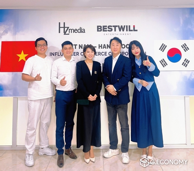 베스트윌 권영준 대표와 HZ미디어 Thoa Vu 대표와 공동 창립자인 베트남 인플루언서 Kabi Company의 CEO 등 기념사진(베스트윌: 제공)