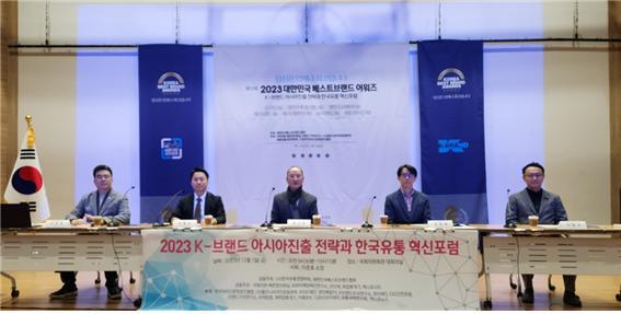 (좌측부터) 이준호 MIR마케팅혁신연구소 소장, 이종우 아주대 교수, 윤기창 ㈔한국유통경영학회 회장 김태영 티몬 MD 부장, 이동규 롯데마트 책임