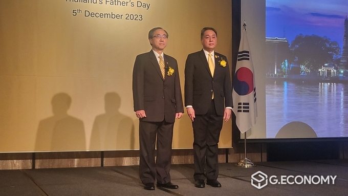 통일부 문승현 차관(왼쪽)과 윗추 웨차치와 대사