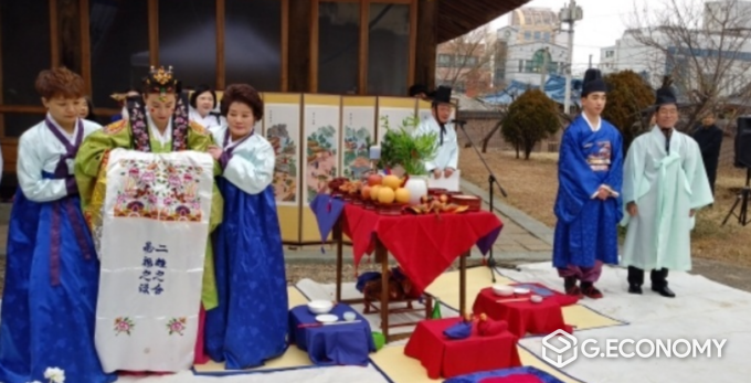 백종희 명인이 전통혼례를 집례중이다.