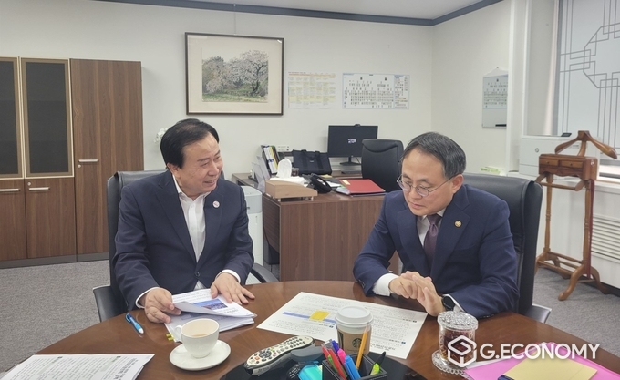 박홍률 목포시장이 고기동 행정안전부 차관을 만나 특별교부세 지원을 건의했다. 사진 오른쪽 고기동 행정안전부 차관 / 목포시 제공