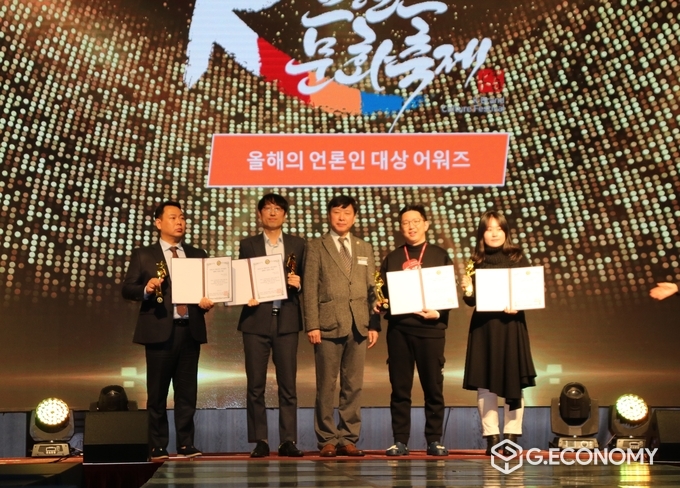 K브랜드 문화축제 시상식 언론인 대상 수상자들과 좌) 두 번째 천지일보 황금중 미디어 국장, 국제언론인클럽 김재수 이사장, 난루이(NAN RUI) Global ping bao 중국 북경타임 특파원 기념사진, 뉴스아이이에스