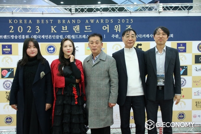 K브랜드 문화축제, 어워즈 시상식에서(좌) 언론인 대상 난루이(NAN RUI) Global ping bao 중국 북경타임 특파원, 교육문화예술부문, 대상 모델 박은경 원장, 언론인 대상 충남도민일보 정연호 회장, 대한기자협회 박노충 중앙위원장, 언론인 대상 천지일보 황금중 미디어 국장, 포토월에서 기념사진(모델 박은경, 헤어 메이크업: 충주 원하다, 의상: 모란나비 한복), 뉴스아이이에스