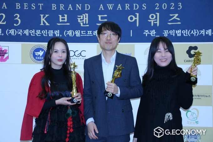 K브랜드 문화축제, 어워즈 시상식에서(좌) 교육문화예술부문, 대상 박은경 원장, 올해의 언론인 대상 천지일보 황금중 미디어 국장, 난루이(NAN RUI) Global ping bao 중국 북경TV 특파원 포토월에서 기념사진(모델 박은경, 헤어 메이크업: 충주 원하다, 의상: 모란나비 한복), 뉴스아이이에스