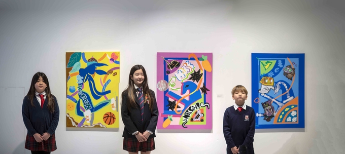 김민경 손자·손녀가 오마주 작품을 오마주한 자신의 작품 앞에서 기념촬영 하고 있다.