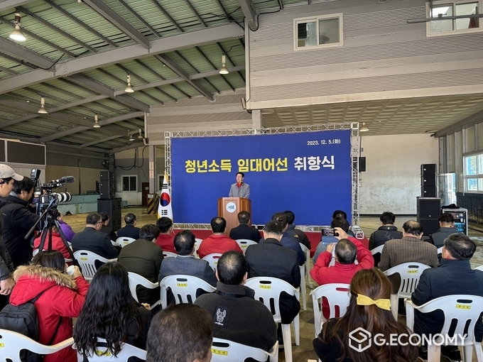 지난 5일 흑산도에서 개최된 청년소득 임대 어선 취항식에서 박우량 신안군수가 축사하고 있다. / 신안군 제공