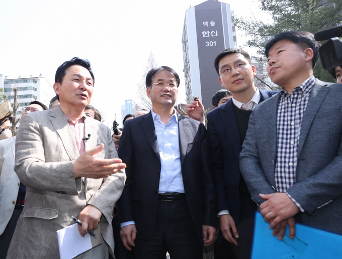 노후계획도시 현장을 방문한 원희룡 국토교통부 장관(가운데), 이동환 고양특례시장(오른쪽) 