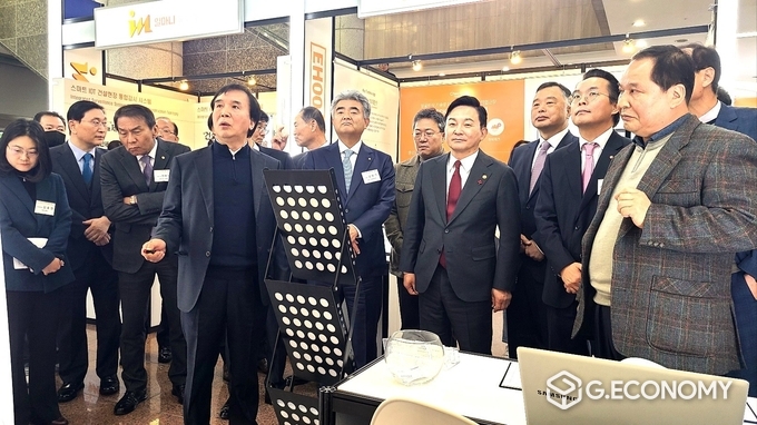 12월 14일 ‘건설의 날’ 논현동 건설회관 1층 행사장에 마련된 체험관 삼성물산과 현대건설·DL이앤씨 등 대형 주택건설사 5개 등, 다담솔루션 부스에 원희룡 장관 방문, 다담솔루션 이금재 대표, 수도권 총판 장팔규 대표가 설명하고 있다. 뉴스아이이에스