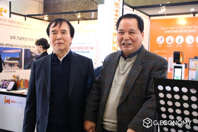 ‘건설의 날’ 논현동 건설회관 1층 행사장에서 ㈜다담솔루션 이금재 대표, 수도권 총판 장팔규 대표, 인터뷰 기념사진, 뉴스아이이에스