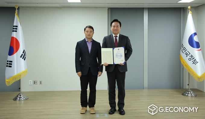 충남문화관광재단 서흥식 대표(오른쪽), 행정안전부 장관 표창 수상 기념사진(충남문화관광재단: 제공)