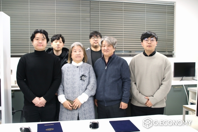 앞줄, 이스포츠프롬 이대형 원장, 전옥이 대표, 이유찬 e스포츠융합계열과 학과장(교수), 이동우 코치, 뒷줄, 넥스트챌린지 김민준 부대표, e스포츠과 감독, 기념사진, 뉴스아이이에스