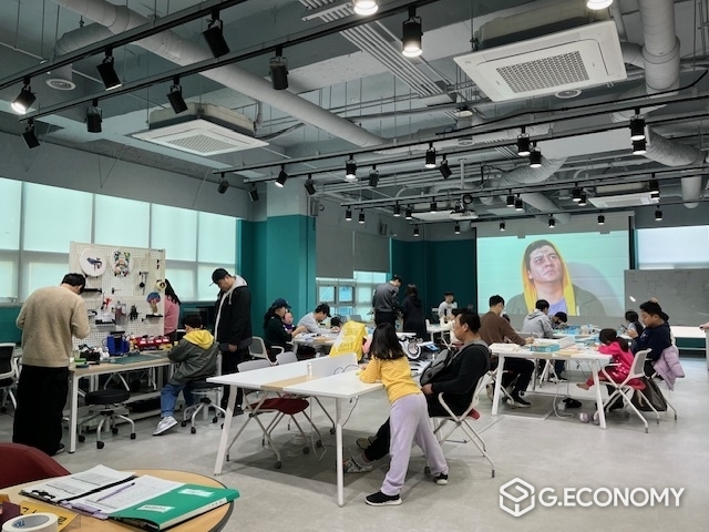 수지도서관 메이커스페이스 프로그램 운영 모습 / 용인시 제공