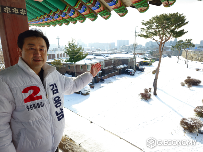 김용남 예비후보가 20일 수원화성 건축 규제 완화 예정지역을 직접 방문했다. (김용남 선거사무소 제공)
