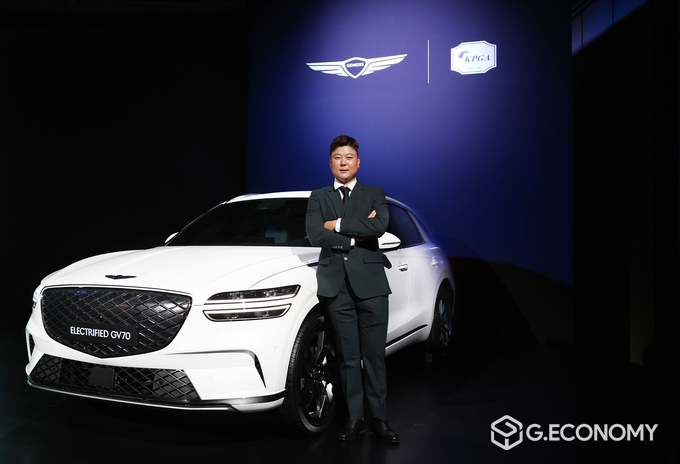 제네시스 대상 수상자 함정우가 GV70 전동화 모델 앞에서 포즈를 취하고 있다.
