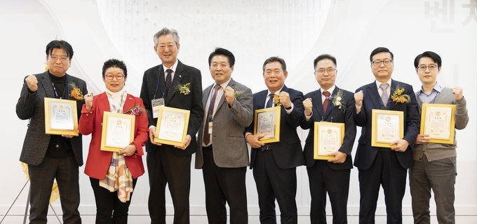 벤처대상 수상자들이 김영욱 회장과 기념촬영을 하고 있다. (사진=원뉴스 제공)