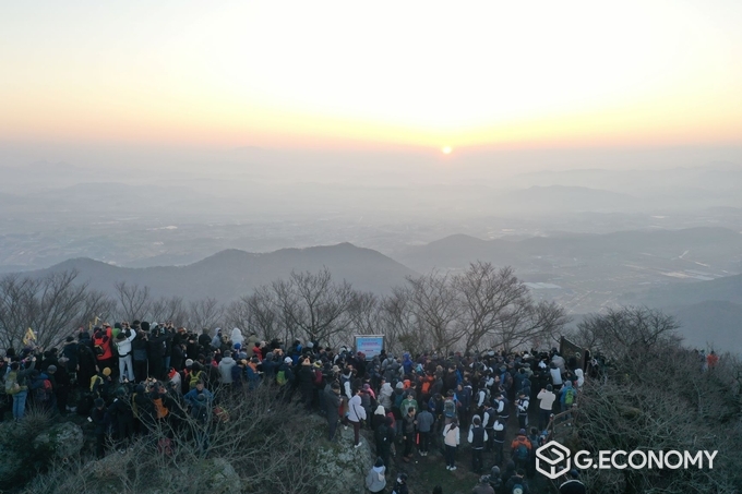 영광군(군수 강종만)은 갑진년(甲辰年) 새해를 맞아 2024년 1월 1일 영광의 대표 명산인 불갑산에서‘2024 영광 불갑산 해맞이 행사’를 개최하였다. / 영광군 제공