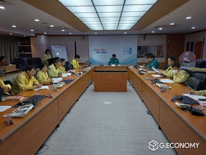 군포시 아파트 화재로 긴급 재난안전대책본부 회의를 진행하고 있다.(군포시 제공)
