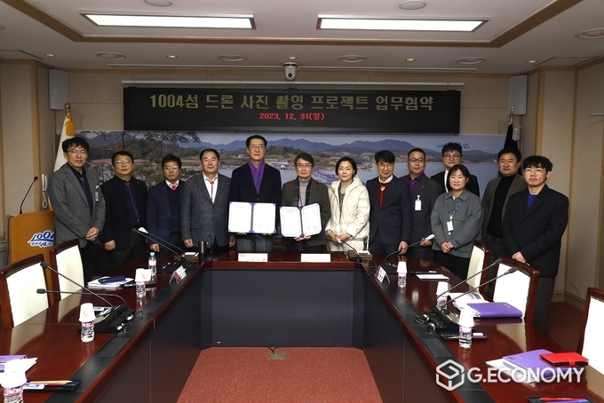 지난 12월 31일 1004섬 드론 사진 촬영 프로젝트 업무 협약 체결 후 기념 촬영을 하고 있다. / 신안군 제공