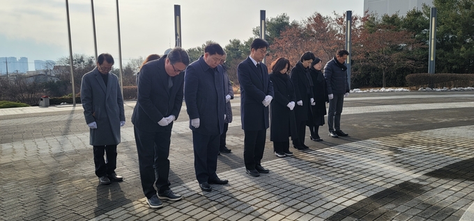 김종혁 국민의힘 고양병 당협위원장과 시·도의원과 당원들이 고양시 현충원에서 참배하고 있다.