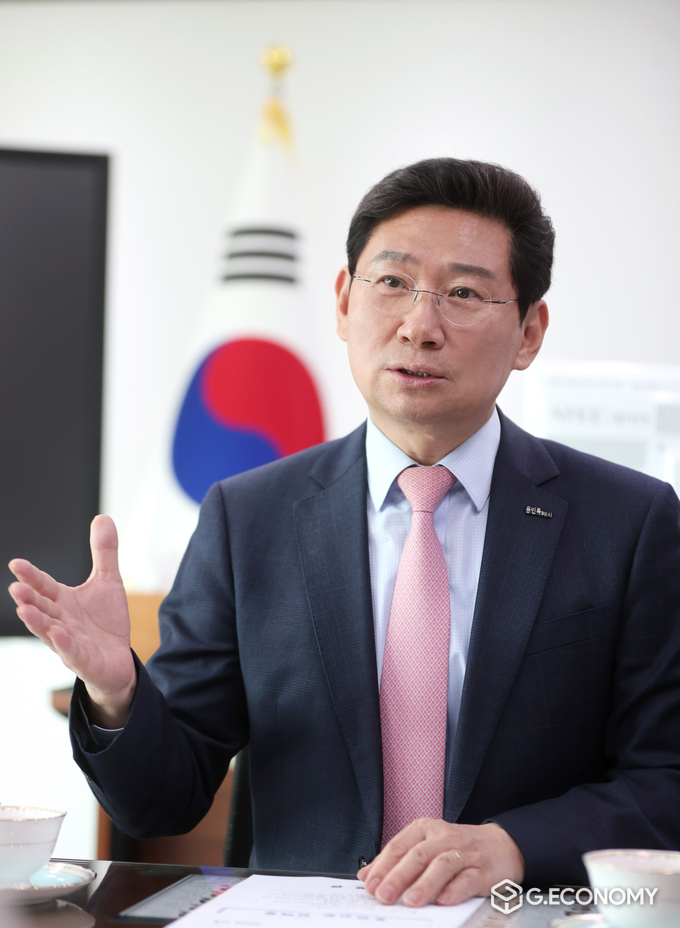 이상일 용인특례시장이 경기도의 지방산업단지 심의 권한을 특례시에 이양해야 한다는 서한문을 박상우 국토교통부 장관에게 전달했다. / 용인시 제공